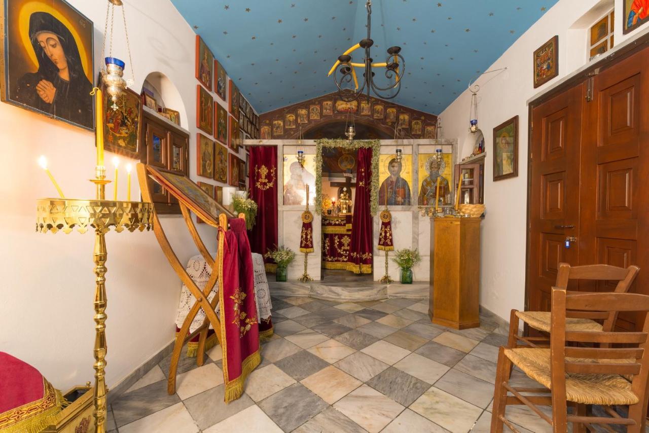 Syros Village Vári
